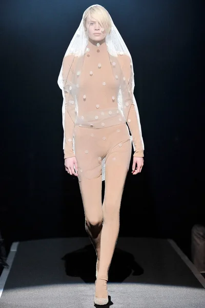 Look 32